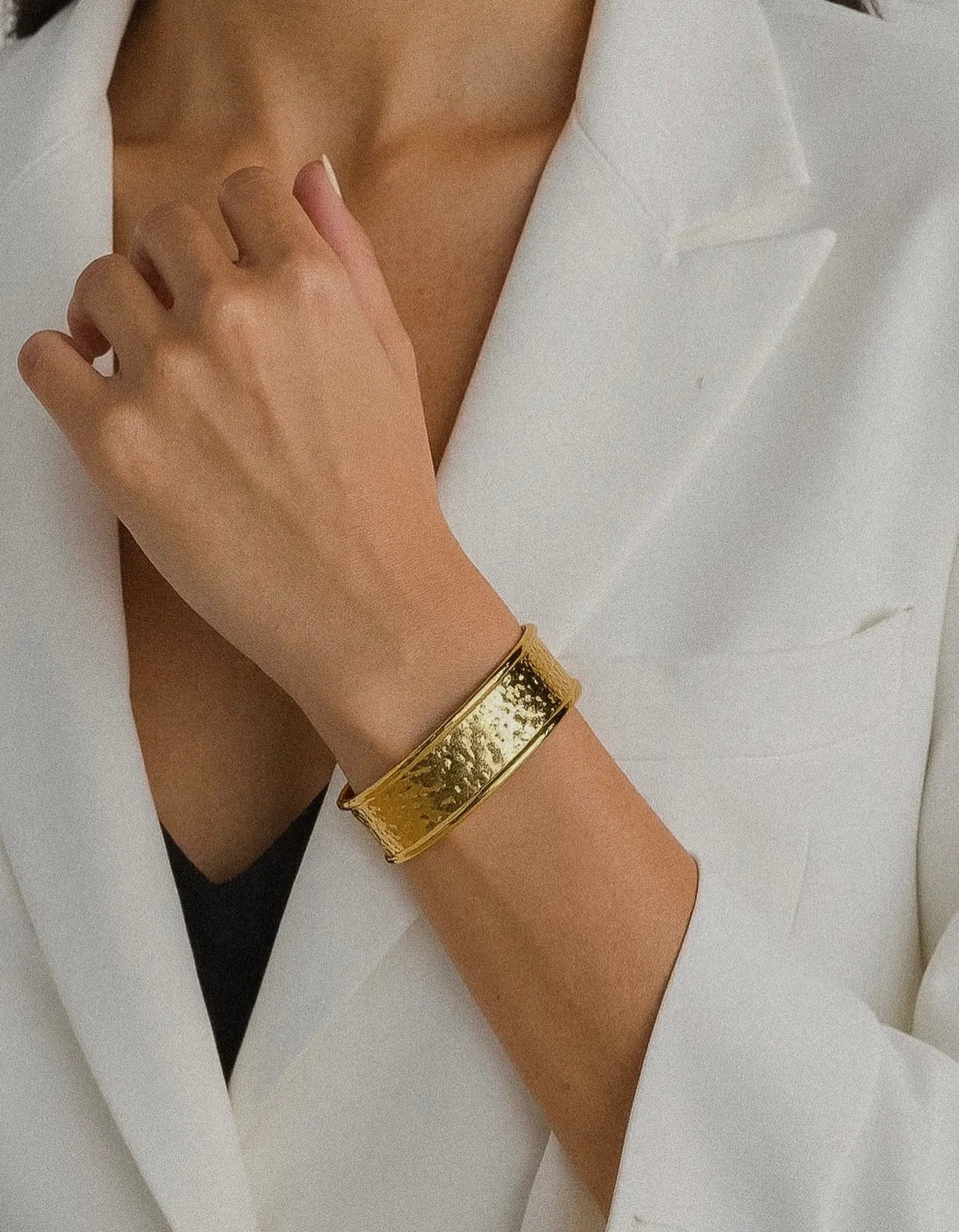 ZAVRA CUFF BRACELET