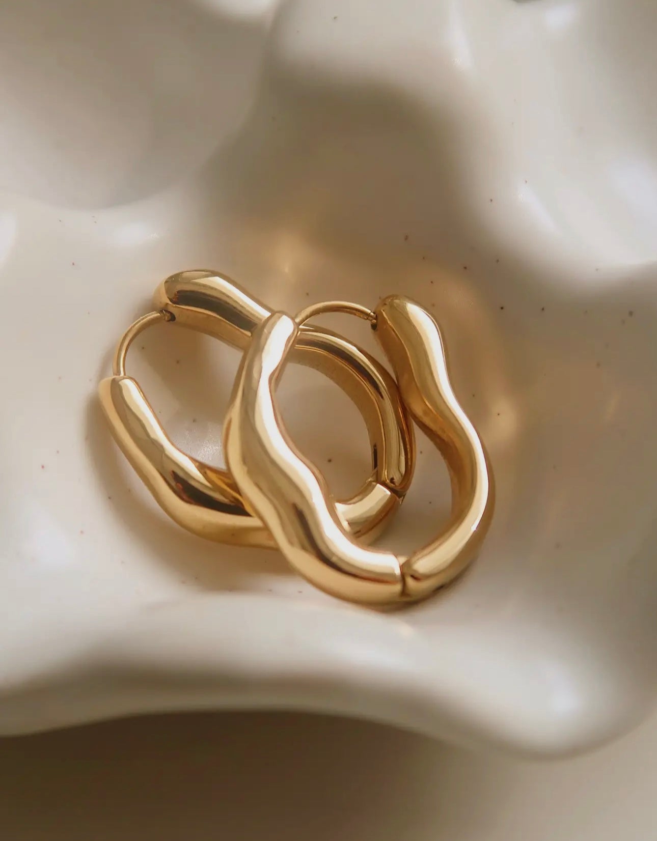 WR DARCY HOOP EARRINGS