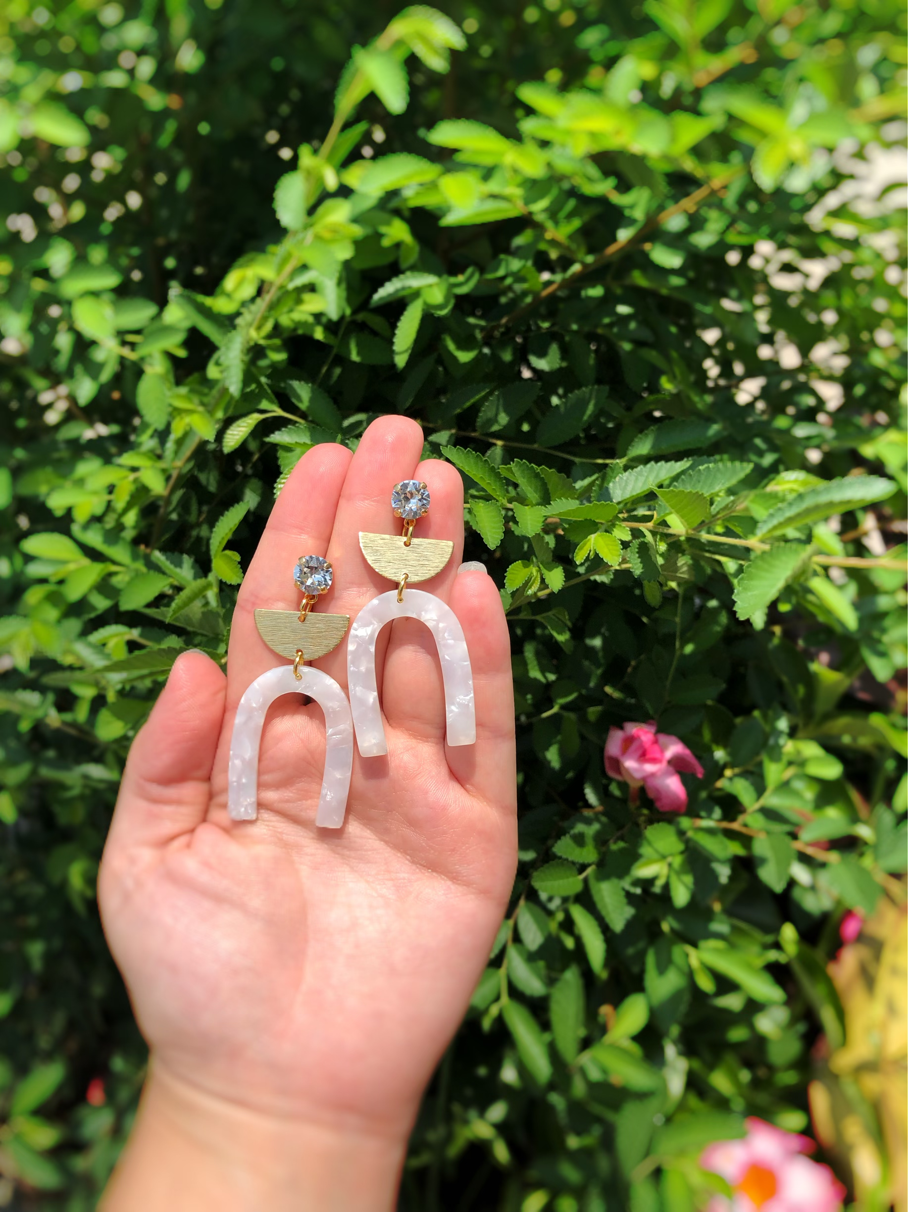 WHITE U-DROP EARRING