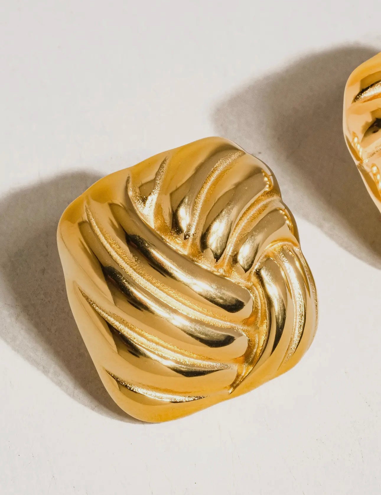 WAVY SQUARE STUD EARRING