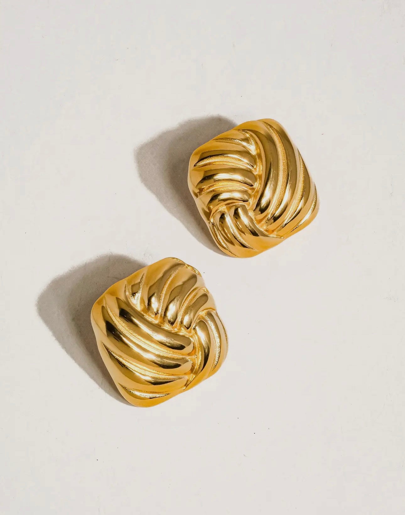WAVY SQUARE STUD EARRING