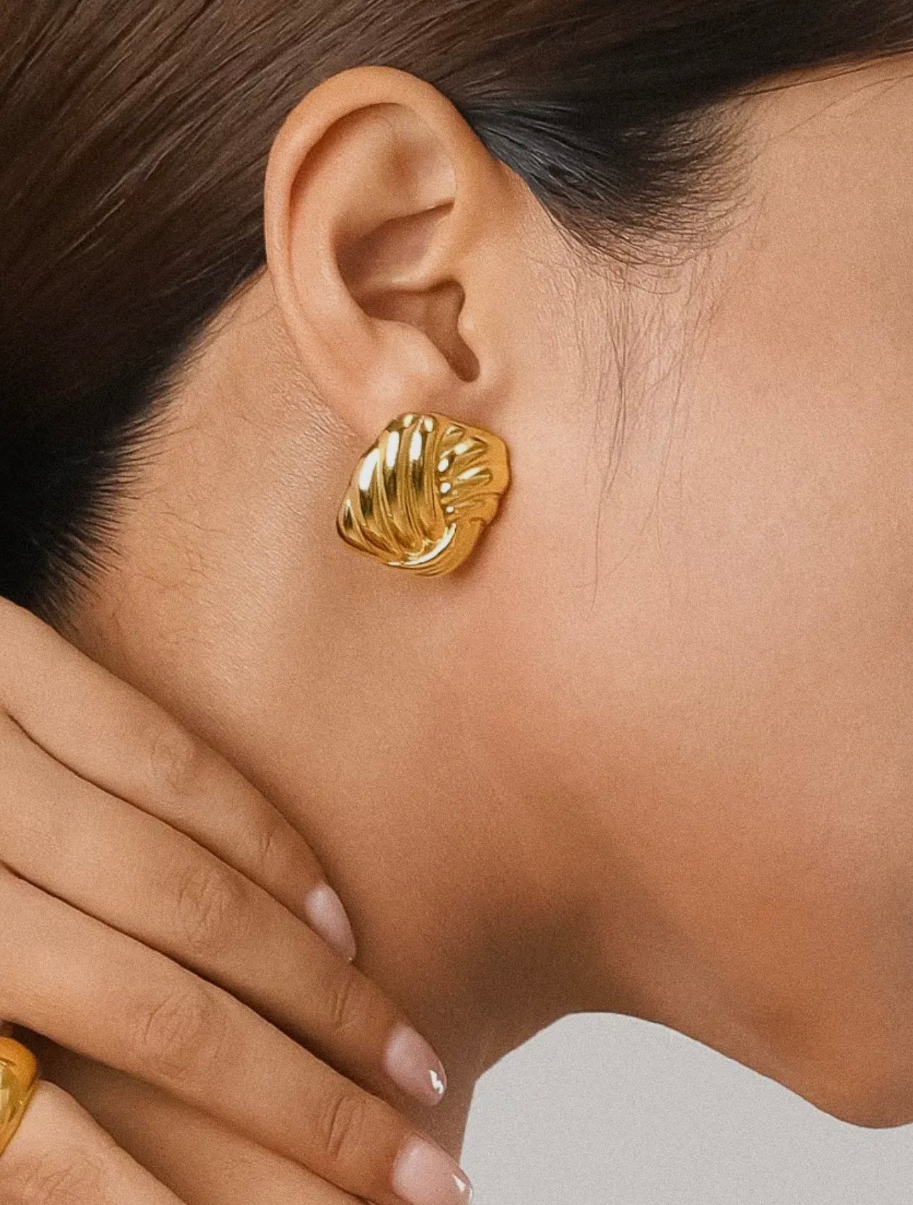 WAVY SQUARE STUD EARRING